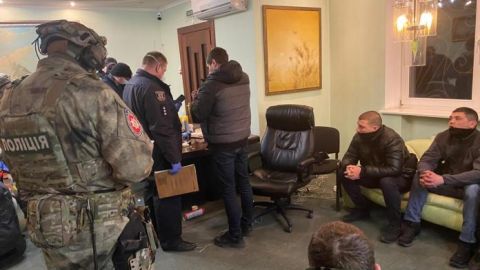 В Виннице предпринимательница захватила с оружием здание