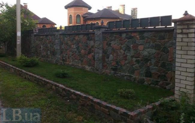 Активисты показали дом чиновника "Укрзализныци", скрывшегося с места ДТП