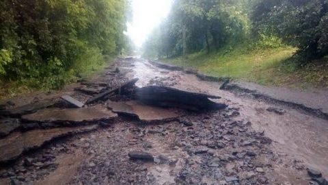 Настав апокаліпсис: під Черкасами дорога перетворилася на шматки