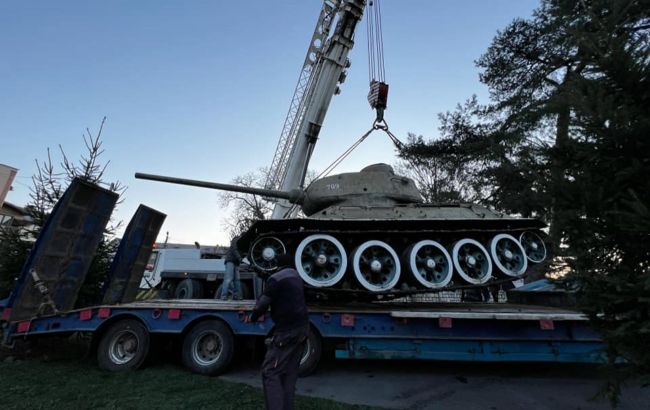 В Мукачево демонтировали памятник советскому танку