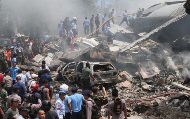 Авиакатастрофа в Индонезии: МИД проверяет, есть ли среди пострадавших украинцы