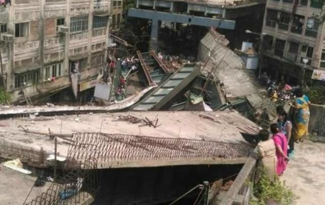 В результате обрушения недостроенной эстакады в Индии погибли 10 человек