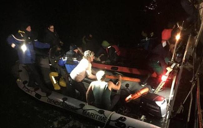 В Британии задержали мигрантов, которые приплыли на надувной лодке