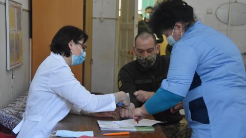 В Украине началась COVID-вакцинация военных за пределами ООС