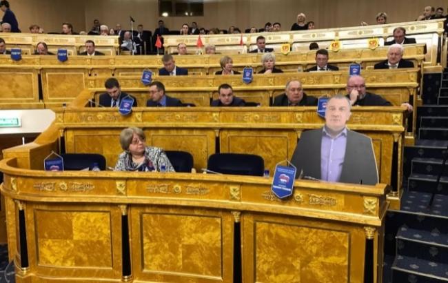 У Росії депутат замінив себе картонною копією на засіданні парламенту