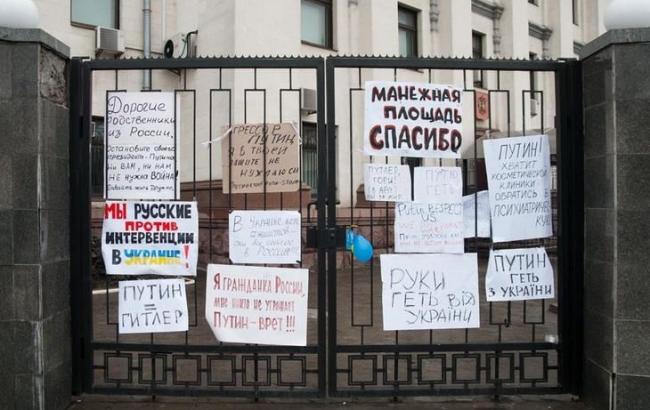 Поліція встановила трьох осіб, що кидали запальну суміш у будівлю посольства РФ