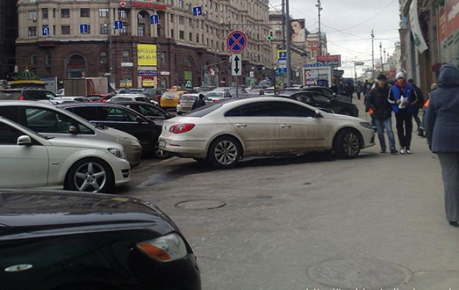 Кличко обещает в 2015 г. начать борьбу с паркующимися на тротуарах автомобилями
