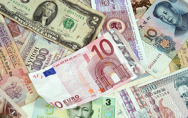 Курс доллара на межбанке в 12:35 понизился до 25,57 гривен