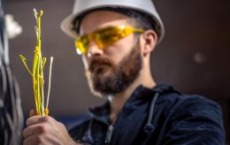 Робітників не вистачає: чому електрики й сантехніки стали дефіцитом в Україні