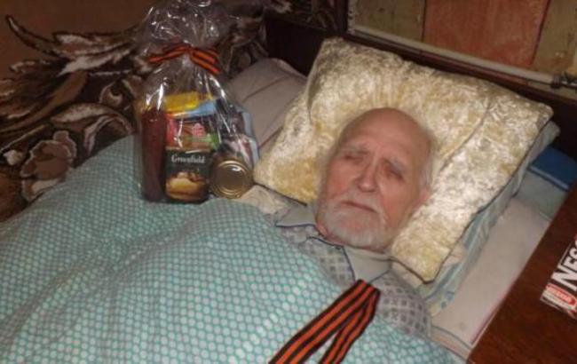 У Донецьку "волонтери" фотографували паралізованих ветеранів з продуктовими наборами та георгіївською стрічкою
