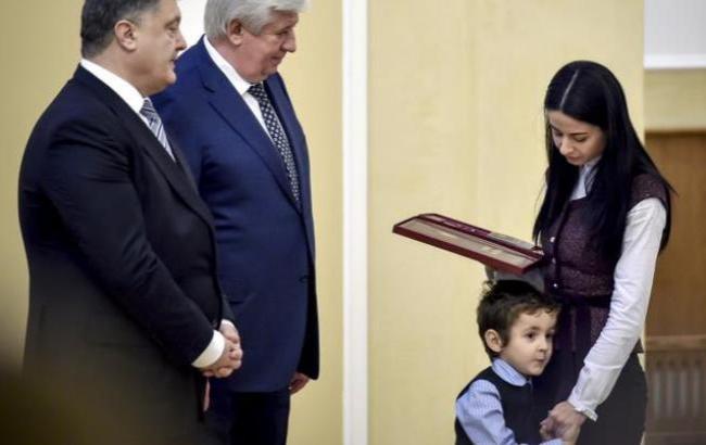 Порошенко посмертно наградил прокурора, который добровольцем ушел воевать на Донбасс