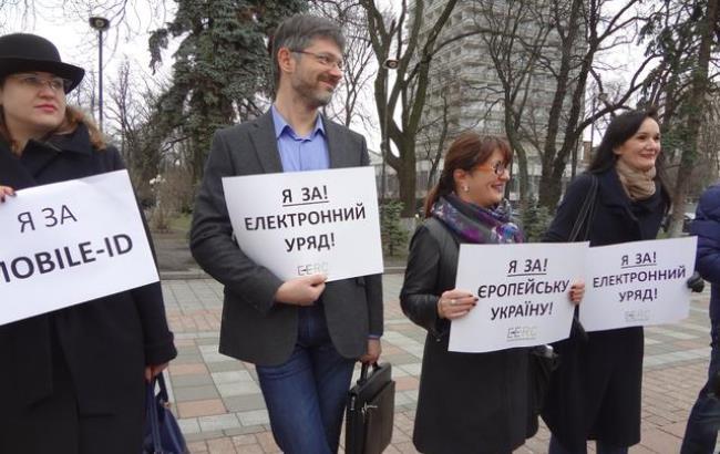 Украинцы требуют узаконить предоставление админуслуг через интернет