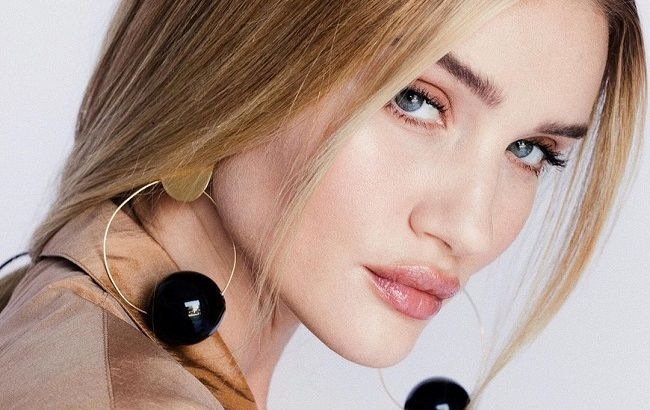 Икона стиля: Роузи Хантингтон-Уайтли блеснула стройными ногами и безупречным вкусом