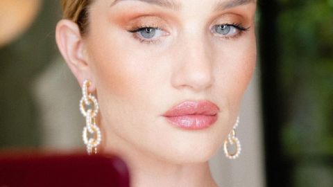 Досконала: Роузі Хантінгтон-Уайтлі поділилася улюбленим б'юті-прийомом для ніжної і гладкої шкіри