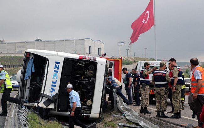 В Турции перевернулся автобус с военными, травмированы 47 человек