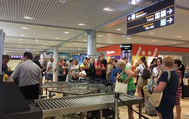 Пассажиры заблокировали терминал: туристов снова "маринуют" в Борисполе