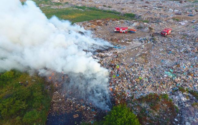 У Рівненській області горить сміттєзвалище