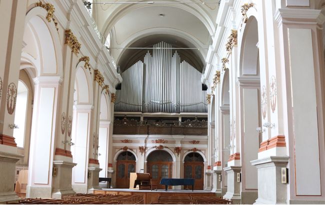 "Ввімкнули романтику": у Львові під час концерту зникло світло, але музиканти продовжили грати