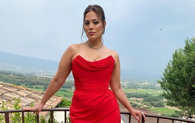 В красном латексе: беременная Эшли Грэм подчеркнула пышные формы откровенным нарядом