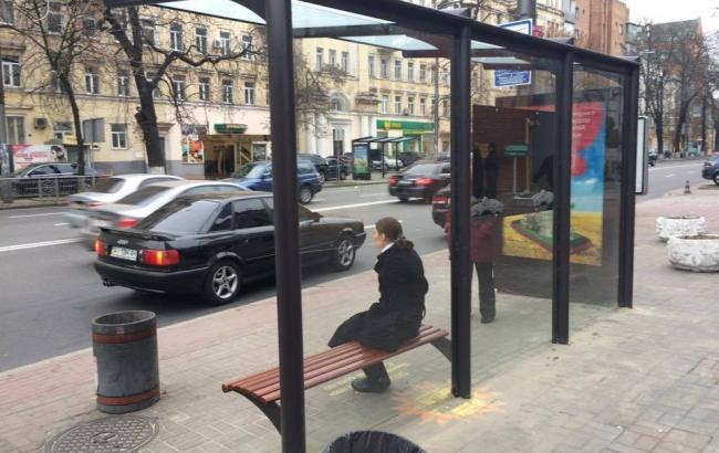 В Киеве неизвестные разбили стеклянную остановку