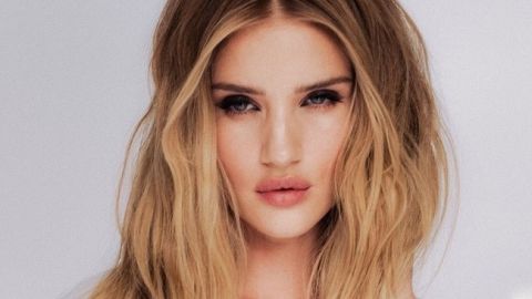 В боди и ботфортах: соблазнительная Роузи Хантингтон-Уайтли блистает на обложке известного глянца