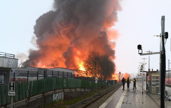 У Гамбурзі вже другу добу не можуть загасити пожежу