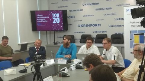 Политологи объяснили партийное лидерство "Батькивщины"