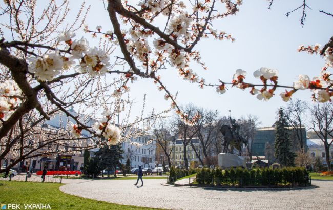 Холодніше за норму на 2 градуси: кліматологи підбили підсумки квітня в Києві