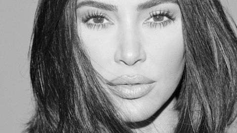 В кожаном костюме и с каре: Ким Кардашьян в эффектном образе сходила на свидание с мужем