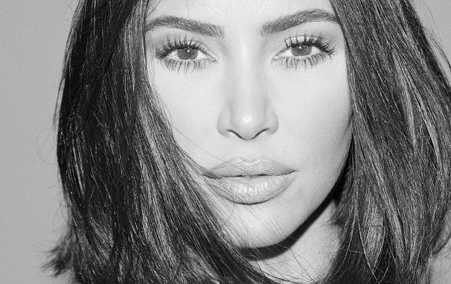 У шкіряному костюмі і з каре: Кім Кардашьян в ефектному образі сходила на побачення з чоловіком