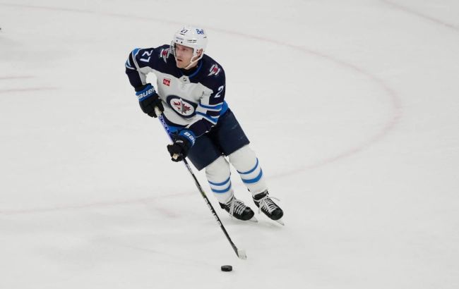 Нападающий "Виннипега" с дублями шайб и ассистов стал главной звездой вечера НХЛ: видео