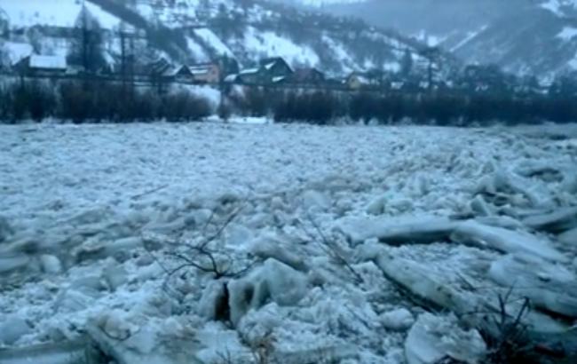 Невероятный ледоход в Закарпатье на реке Тиса впечатляет  пользователей сети