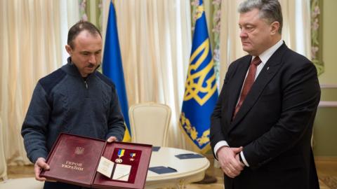 Порошенко передал орден Героя Украины брату погибшего в Крыму активиста