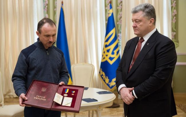 Порошенко передал орден Героя Украины брату погибшего в Крыму активиста