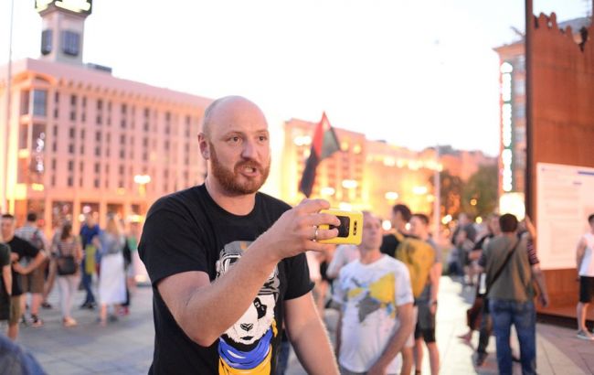 У центрі Києва серед білого дня пограбували відомого журналіста: усі деталі