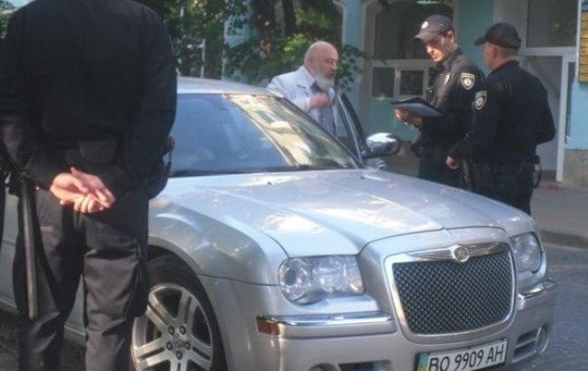 "Ничего себе батюшка": в Тернополе священник на Chrysler устроил разборки с "копами"