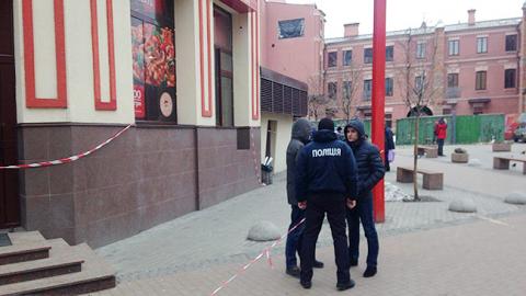 У поліції повідомили подробиці смерті чоловіка у кафе в Києві