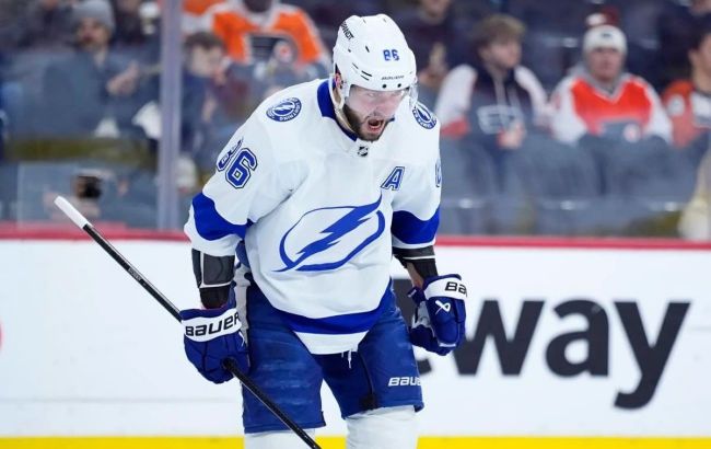 Вингер "Тампы-Бэй" с хет-триком стал главной звездой вечера НХЛ: видео