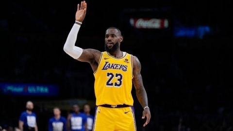 Могучий слэм-данк "Короля" после передачи защитника "Лейкерс" из-за спины: момент дня в НБА