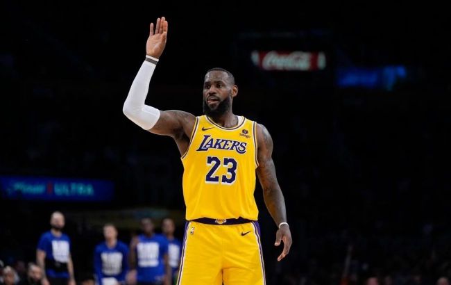 Могутній слемданк "Короля" після передачі оборонця "Лейкерс" із-за спини: момент дня в НБА