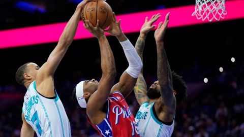 Новичок сезона силовым данком утвердил преимущество "Филадельфии": момент дня в НБА