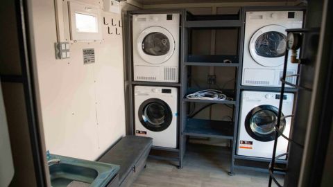 Стало відомо, що кажуть військові про мобільні лазні, які привіз Порошенко з волонтерами