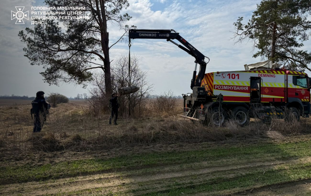 На Київщині знайшли на бойову частину ракети "Кинджал" (фото)