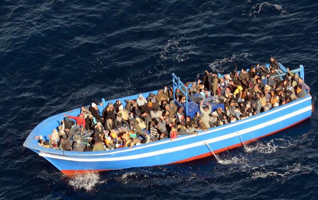 Біля берегів Лівії перекинулося судно з мігрантами, загинули 20 людей
