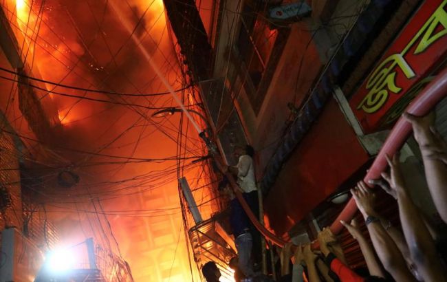 У Бангладеш під час пожежі в житловому будинку загинули понад півсотні людей