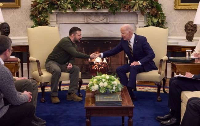 Украина сможет добиться победы на поле боя с нашей помощью, - Байден