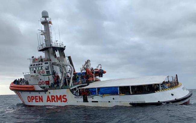 Іспанія прийняла судно з урятованими в Середземному морі мігрантами