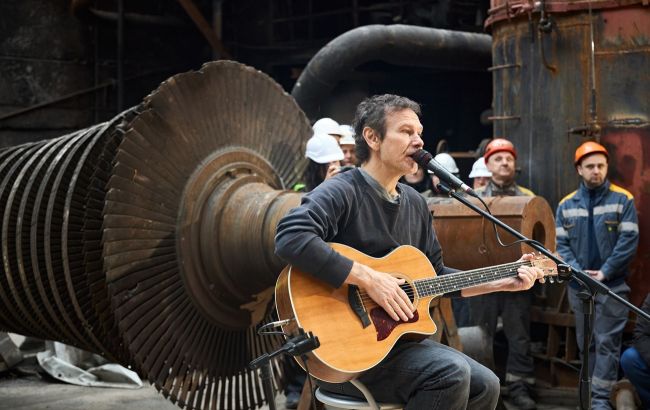 Концерт на разрушенной ТЭС: Вакарчук выступил для энергетиков ДТЭК