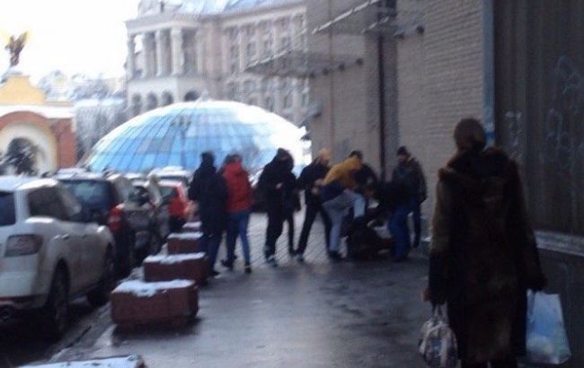 В центре Киева между фанатами "Динамо" и болельщиками турецкого "Бешикташа" произошли столкновения