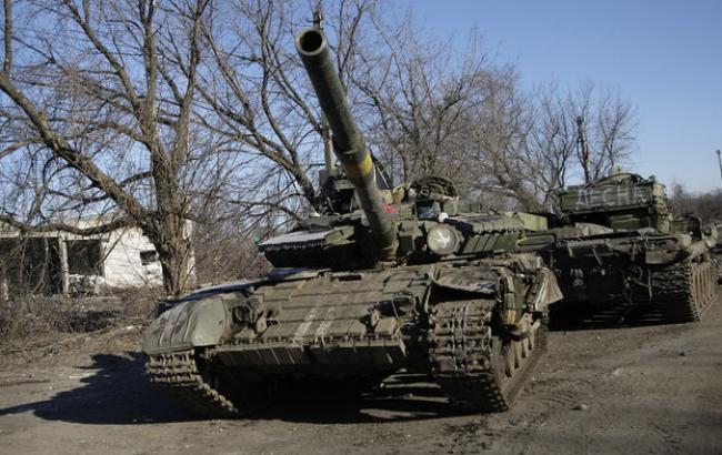 Бойовики продовжують стягувати танки і ББМ між Старобешеве і Оленівкою, - ІС